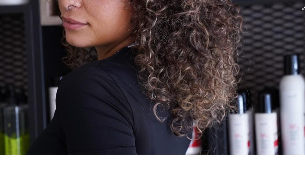 Vrouw met krullen in haarsalon - Global Curl techniek