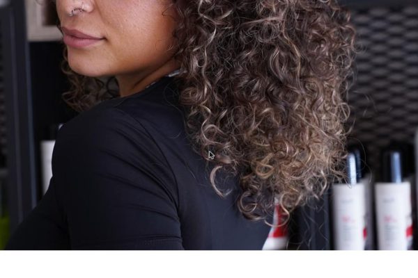Vrouw met krullen in haarsalon - Global Curl techniek